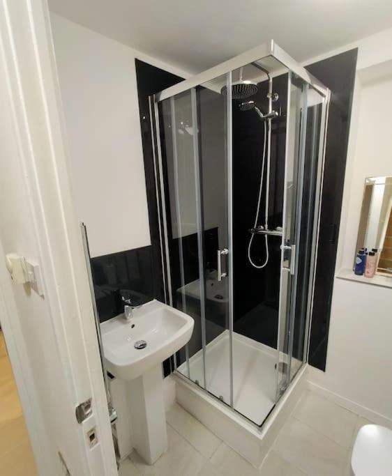 Impeccable 2-Bed House Apartment Лондон Екстериор снимка