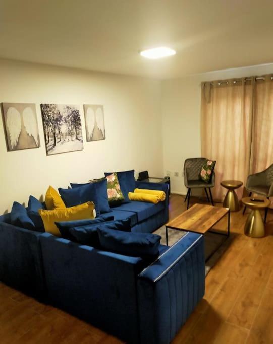 Impeccable 2-Bed House Apartment Лондон Екстериор снимка