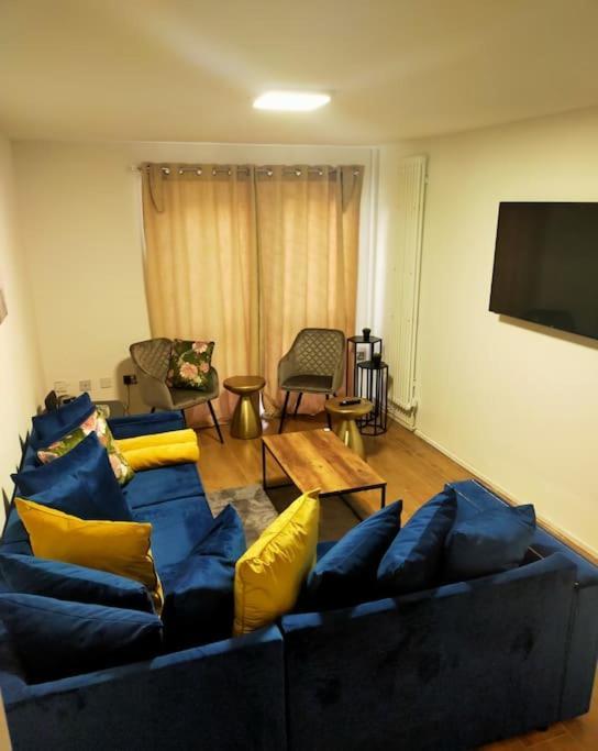 Impeccable 2-Bed House Apartment Лондон Екстериор снимка