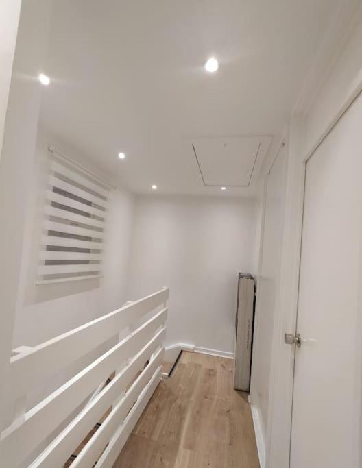 Impeccable 2-Bed House Apartment Лондон Екстериор снимка