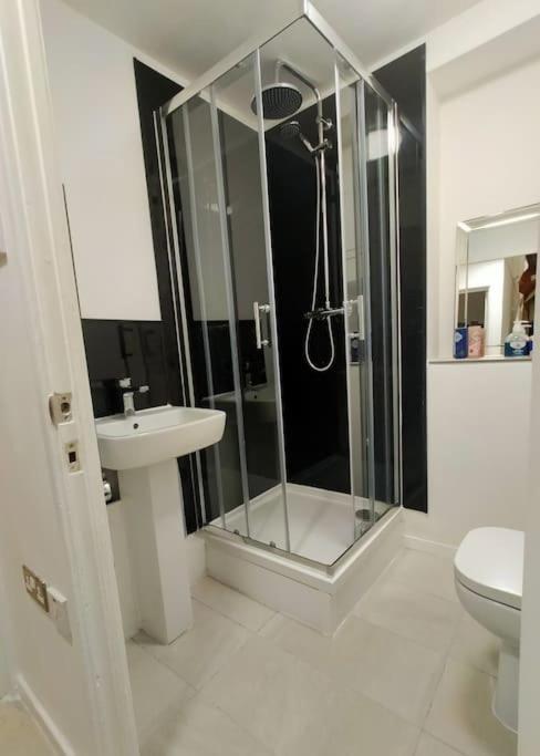 Impeccable 2-Bed House Apartment Лондон Екстериор снимка