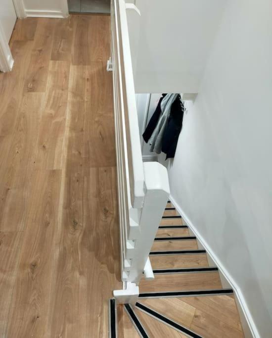 Impeccable 2-Bed House Apartment Лондон Екстериор снимка