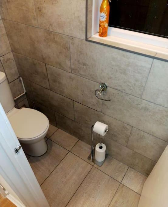 Impeccable 2-Bed House Apartment Лондон Екстериор снимка